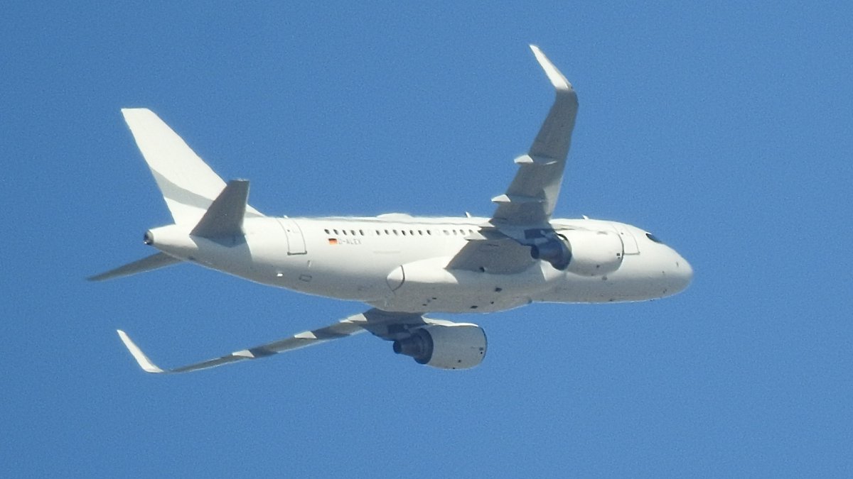 veryboeing's tweet photo. K5 Aviation #A319 -115(CJ) #DALEX departs Van Nuys Airport (see from Burbank) https://t.co/cHEDWfb4Va