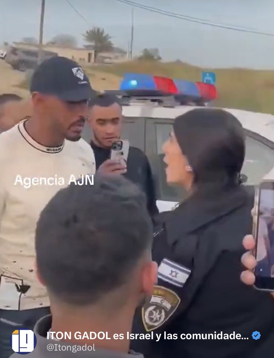 Itongadol's tweet photo. Video vitalizado en Israel este sábado.

Un grupo de unos 20 hombres árabes rodearon y enfrentaron a una sola mujer policía israelí y a los gritos le decían: "Lárgate de nuestra vista". 
El evento terminó con cinco de ellos  arrestados.
(Agencia AJN) 
#Israel @itamarbengvir @israelpolice @Israelpolice_Ar #FreePalestine