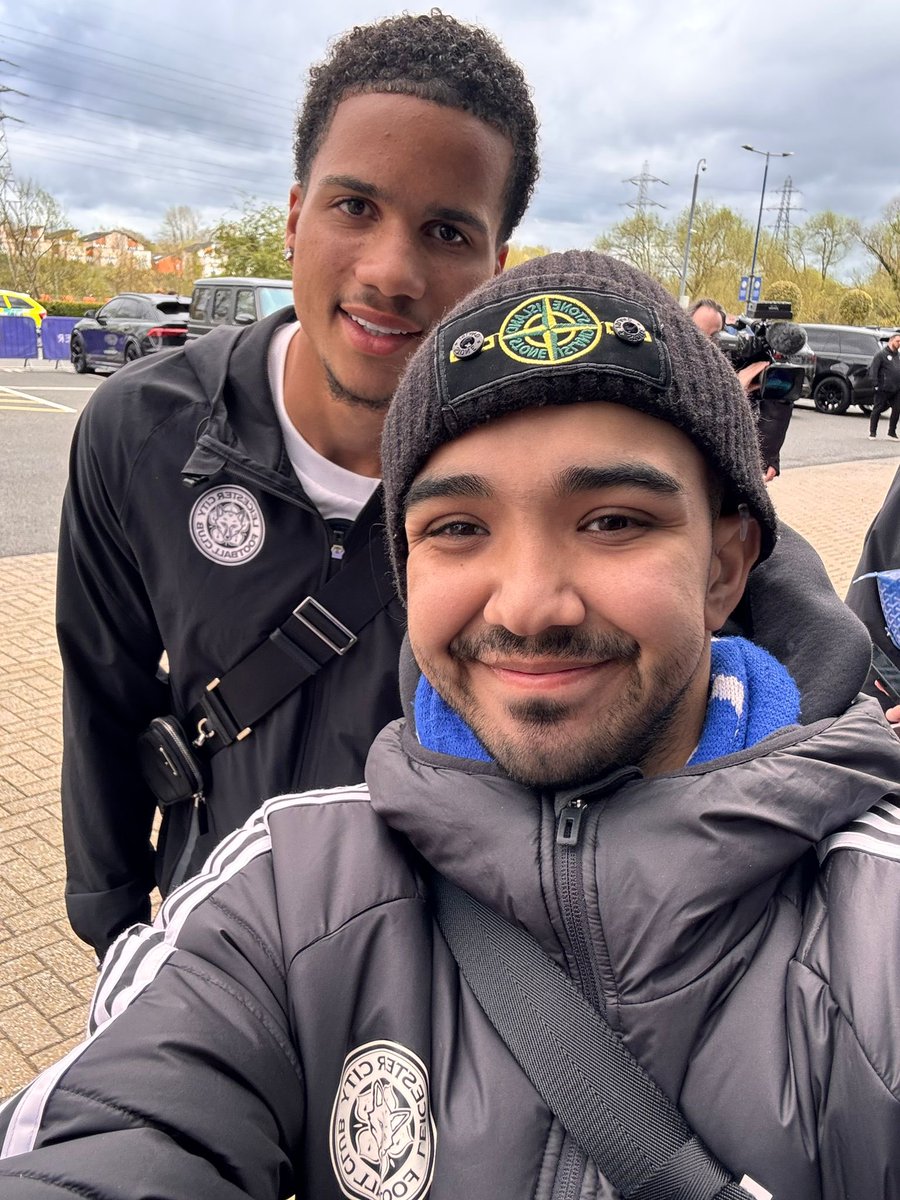 @MAYANTHESILVERFOX 🦊💙 tweet media