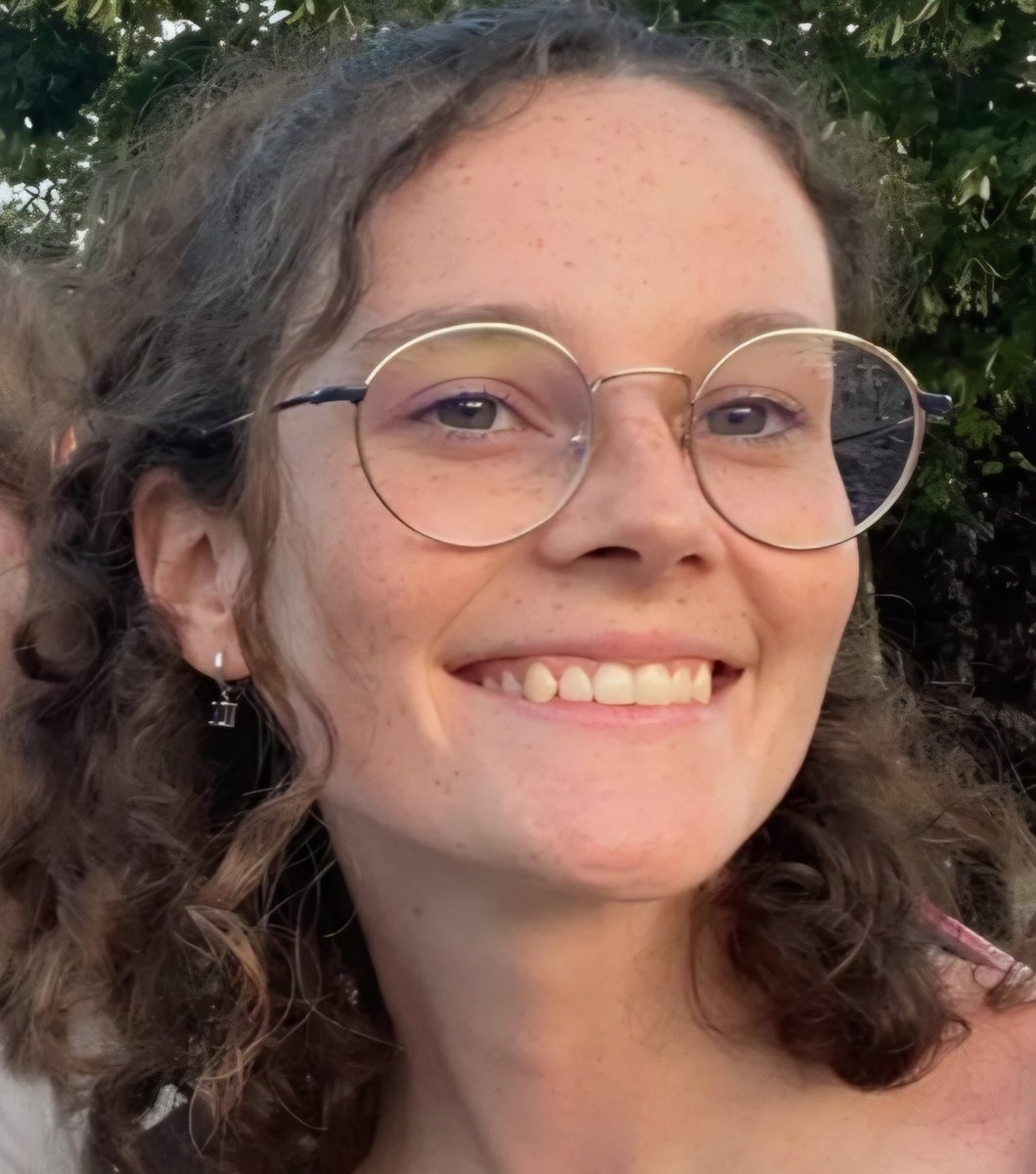 lisa21973's tweet photo. @BLorol42981 à jouie comme une salope en #wankbattle sur ça propre sœur Loélia 25 ans. Humilier le en dégradant ça soeur https://t.co/VR8xK6Xb18