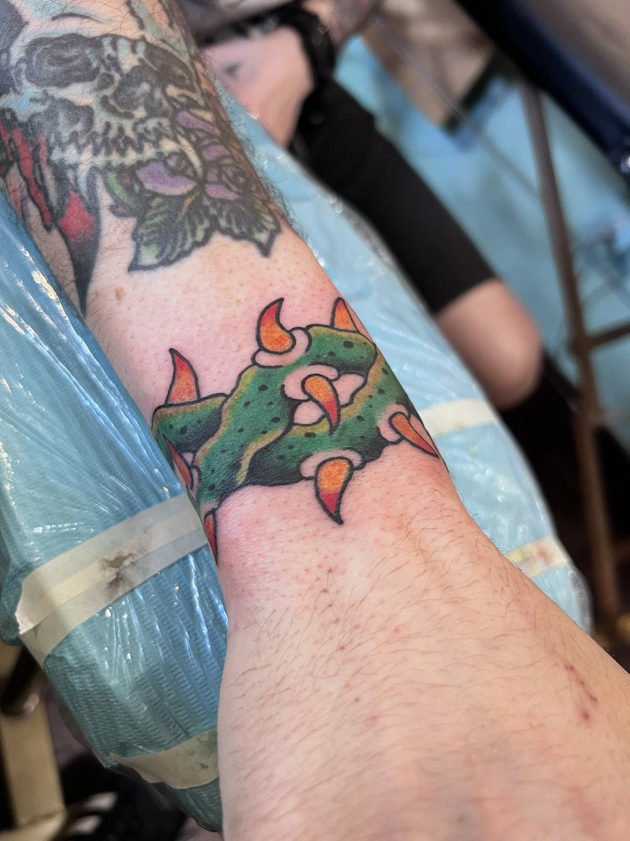 Straight edge Chino Moreno at hooters tweet media