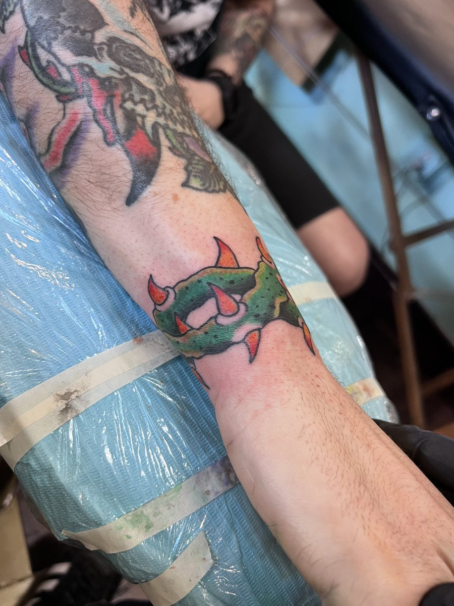 Straight edge Chino Moreno at hooters tweet media