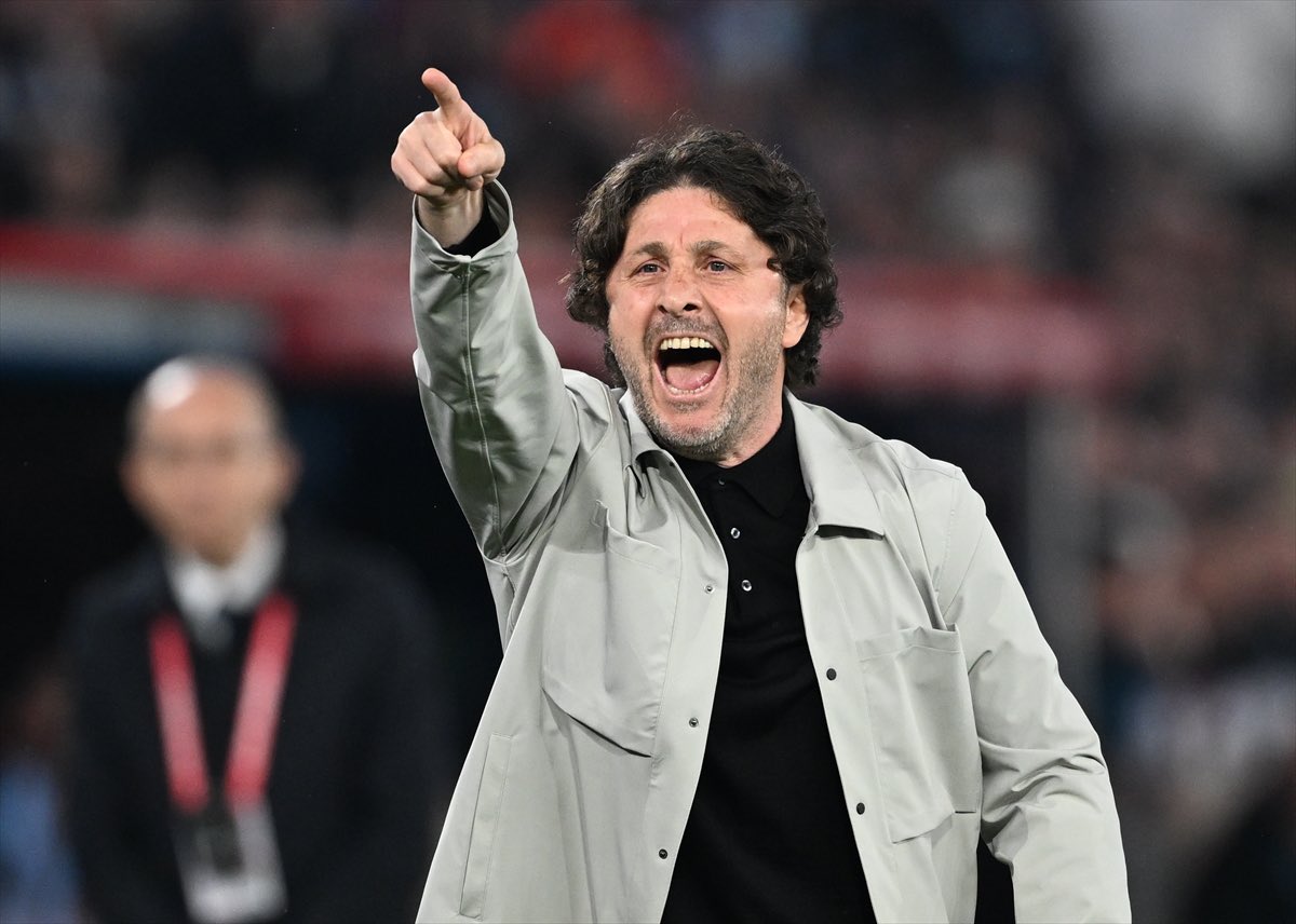 Gözlerim kapalı, Fatih Tekke’nin futbol aklıyla sahayı izliyorum; her düşüncesi oyuna işlenmiş bir şiir gibi.
İyi ki bizim, iyi ki Trabzonspor’un başında; zekâsı sahada yankılanan bir efsane gibi.

#Trabzonspor
#TsvGs
#FatihTekke