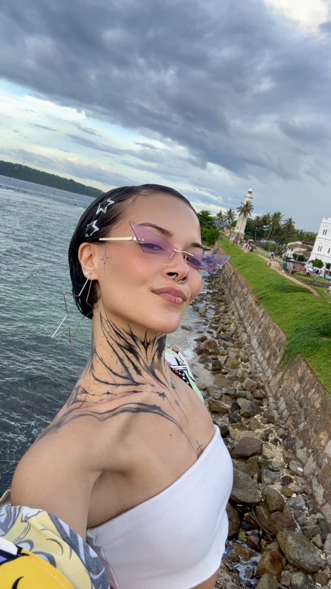 валютная баба tweet media