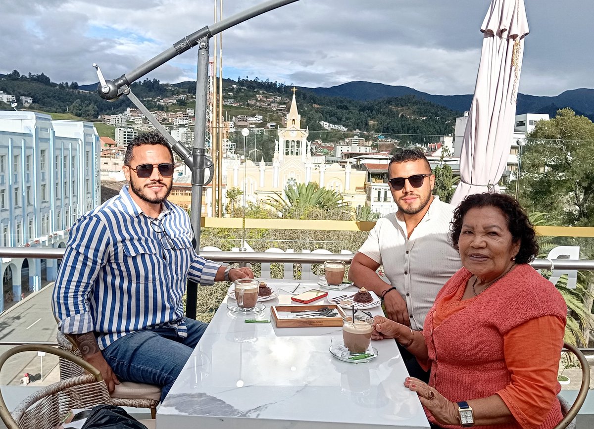 GuilleSama90's tweet photo. Madre querida 🥰 
#Loja https://t.co/O7lmEswqkE