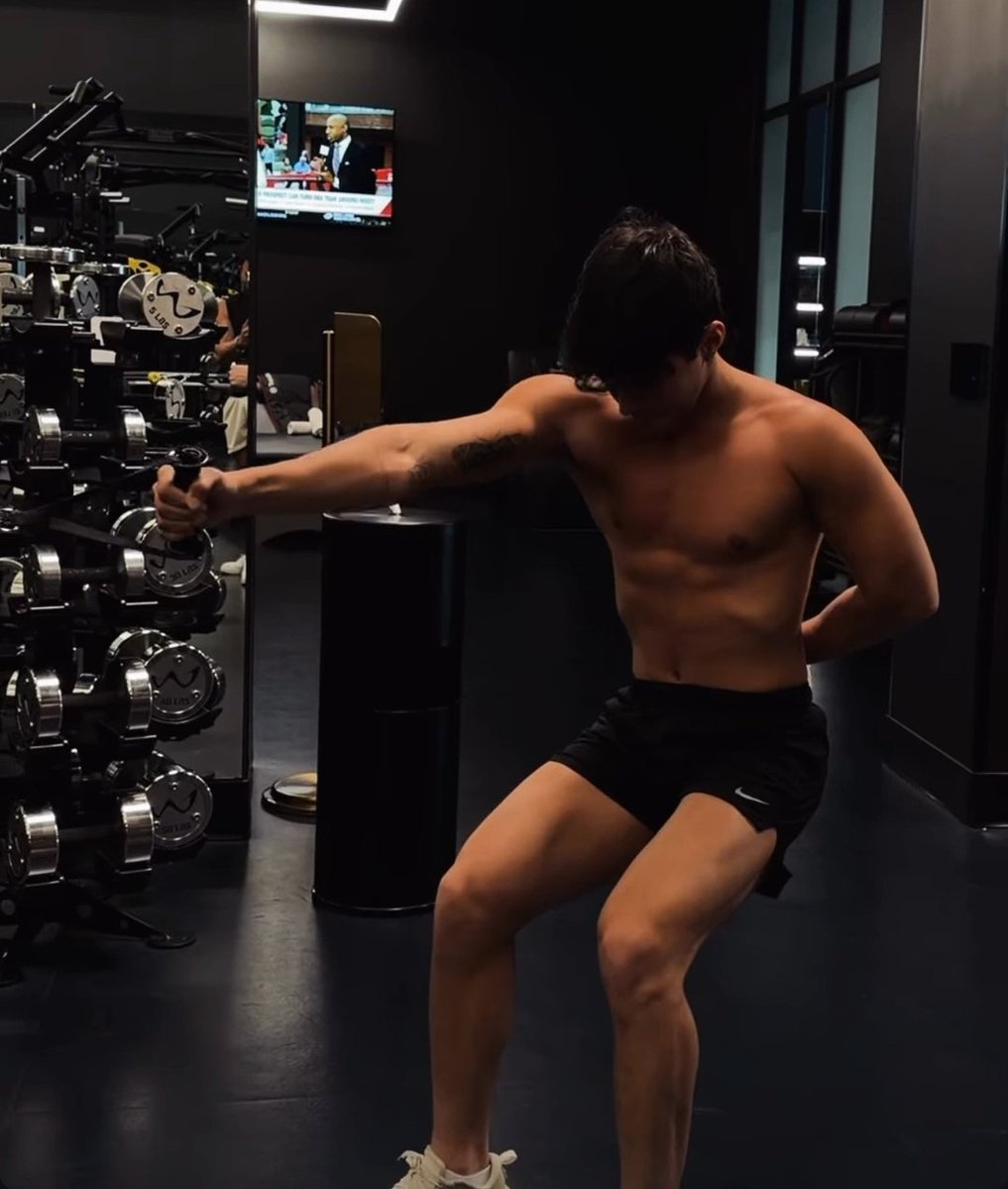 wecaian's tweet photo. 🏋‍♂️🌑🐺 https://t.co/WbWgSZGI1I