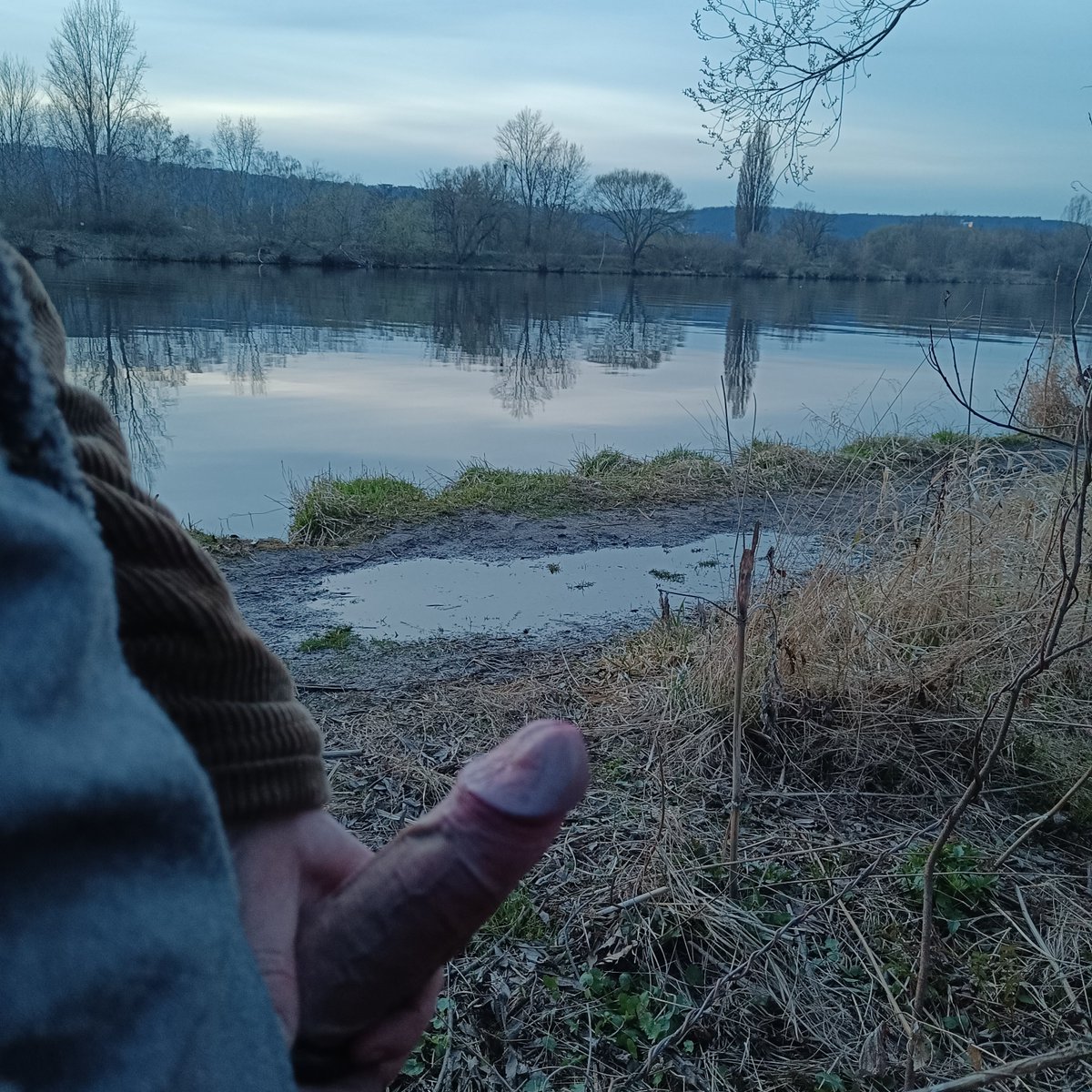 Venku je to stejně nejlepší! V Modřanech u vody jsem objevil klidný zákoutí 😈
#gaycruising
#praguegaycruising
#publicgay
#czechgay
#gaycock