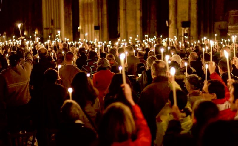 ✝️ Cette nuit de Pâques, nous allumerons nos flambeaux et nos cierges et nous retrouverons sur le parvis de nos églises pour célébrer la victoire du Christ sur la mort, le passage des ténèbres à la lumière. 

Cette nuit, des milliers de Chrétiens, persécutés pour leur foi,