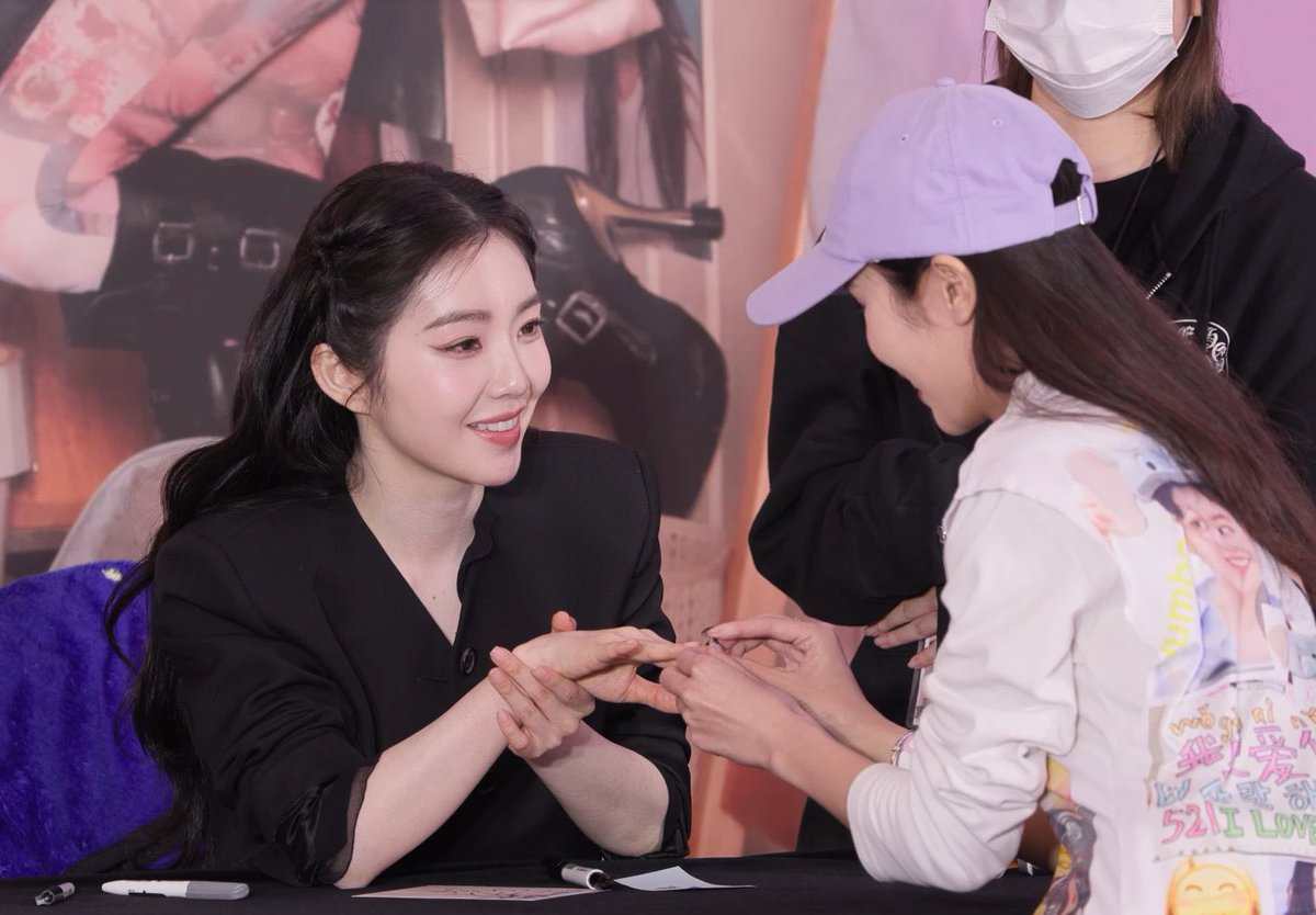 baechustokki's tweet photo. she looks so happy to having a ring put on by a woman #watdatmean https://t.co/vhf0IKm7Kn