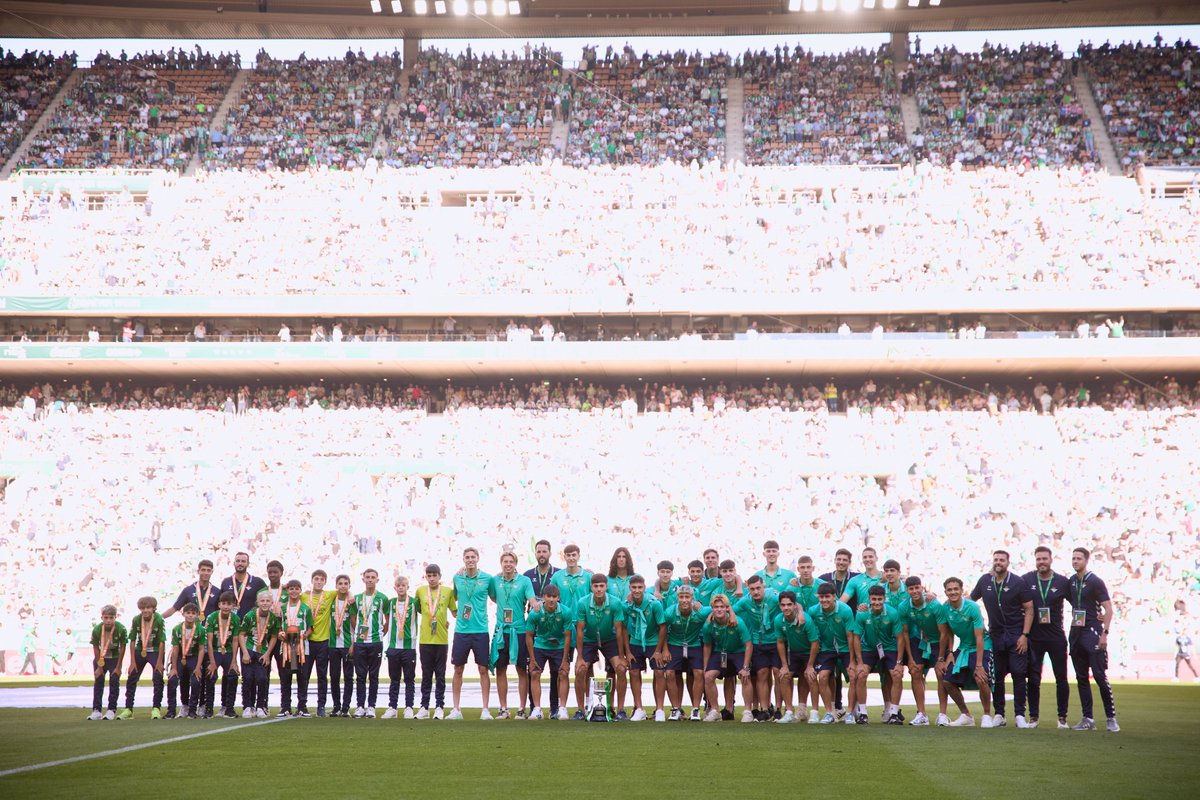 Honores a los campeones 👏

La Cartuja rindió homenaje a nuestro Alevín A y al Juvenil División de Honor por sus recientes títulos del Mundial de Clubes sub-12 y la #CopaDelReyJuvenil 🏆