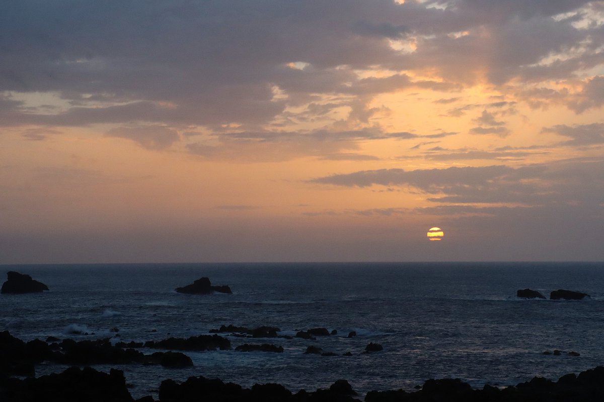 Es una de las tantas tardes en las que comparto miradas con alguien que llega y camina a mi lado, ese hilo sutil que conecta nuestras sensibilidades. Yo haciendo como que sé a dónde ir, luego, ese protocolo de irme… me duele en el alma... Gracias... 

Buenavista del Norte, TF…