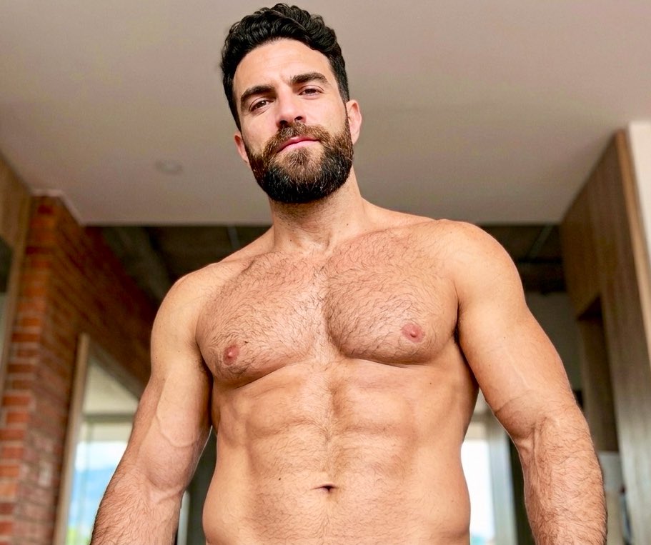 admro08's tweet image. Si te miro así… ¿te me acercas o te alejas? 😏

#GayTwitter #LatinoMen #MuscleMen #POV #ChestHair #BeardStyle #FitLatino #MascEnergy #Hot