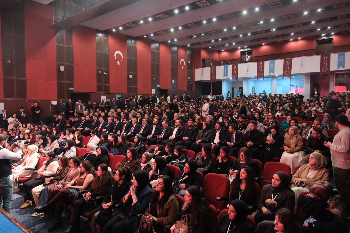 tugvauniversite's tweet photo. 📍Mardin

İhtisas Akademi ’26 Lansmanı’nı Mardin’de büyük bir coşkuyla gerçekleştirdik. 💪

Genel Başkanımız İbrahim Beşinci’nin katılımıyla, Gazeteci Türker Akıncı’nın moderatörlüğünde düzenlenen programda, Üniversite gençliğinin ihtisaslaşma serüveni konuşuldu. 📚✨ https://t.co/xP0NZCoewz