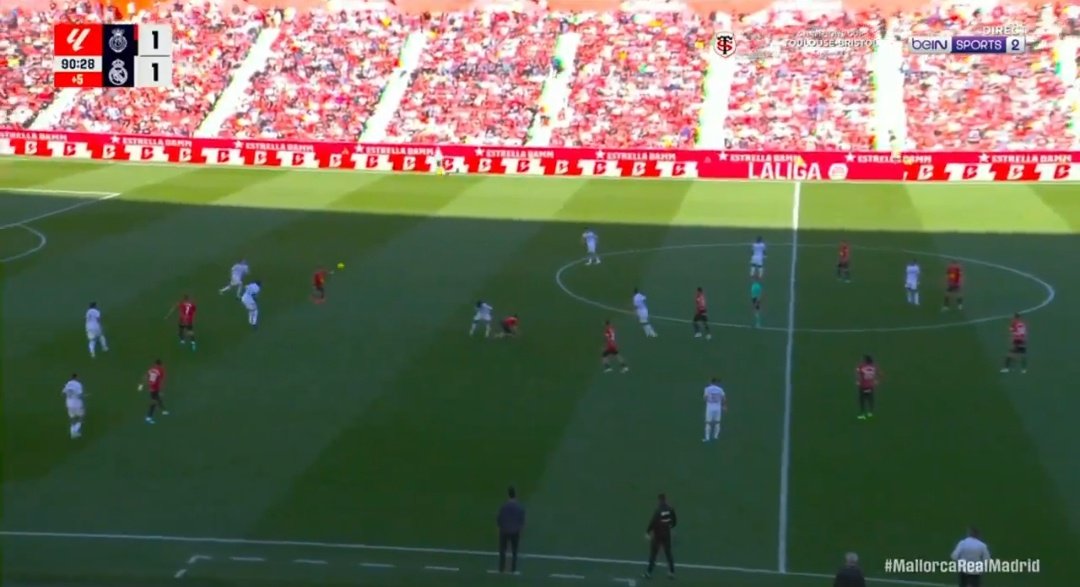 estibalezz's tweet photo. @ceci_1991 @Marcelino_AdE Trent es un lateral defensivamente muy flojo también. Se olvida totalmente del carril interior, está pensando en desplegarse para atacar abierto. Si el central salta, debe cerrarse. Además, no puede estar viendo a su marca por dentro atacando el espacio. https://t.co/95p0j1gA9N
