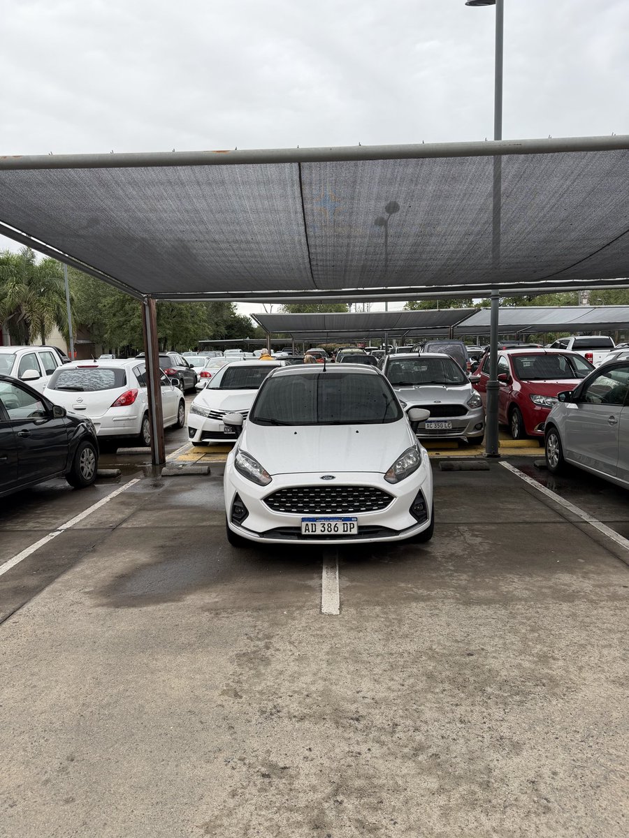 estebanquito27's tweet photo. Lo hijo de puta que tenes que ser para estacionar así. https://t.co/qsZrOievXd