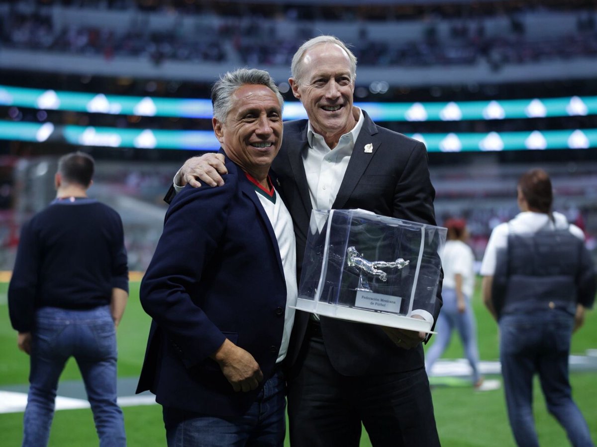 Display Noticias tweet media