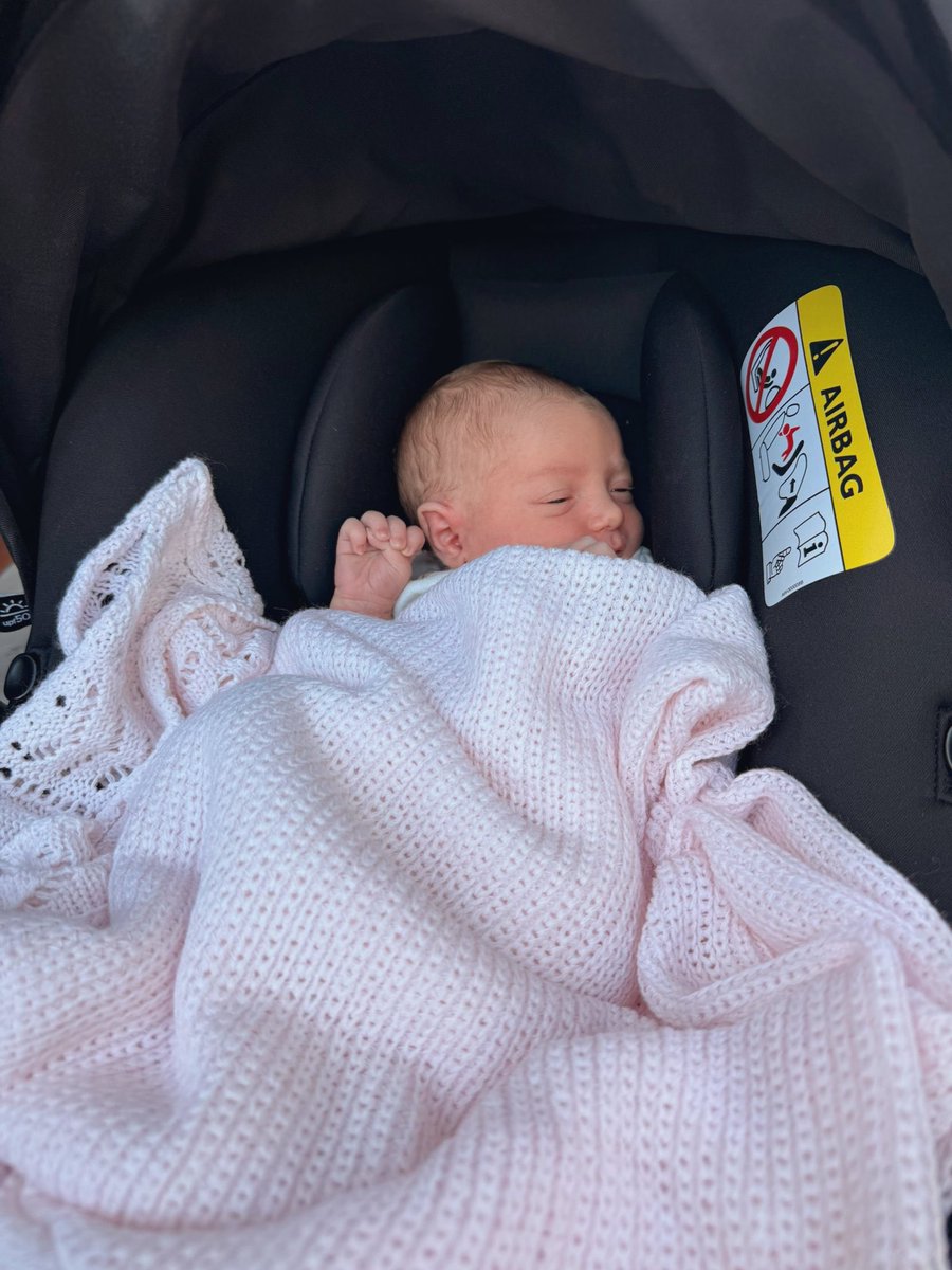 Lolita 👄 tweet media