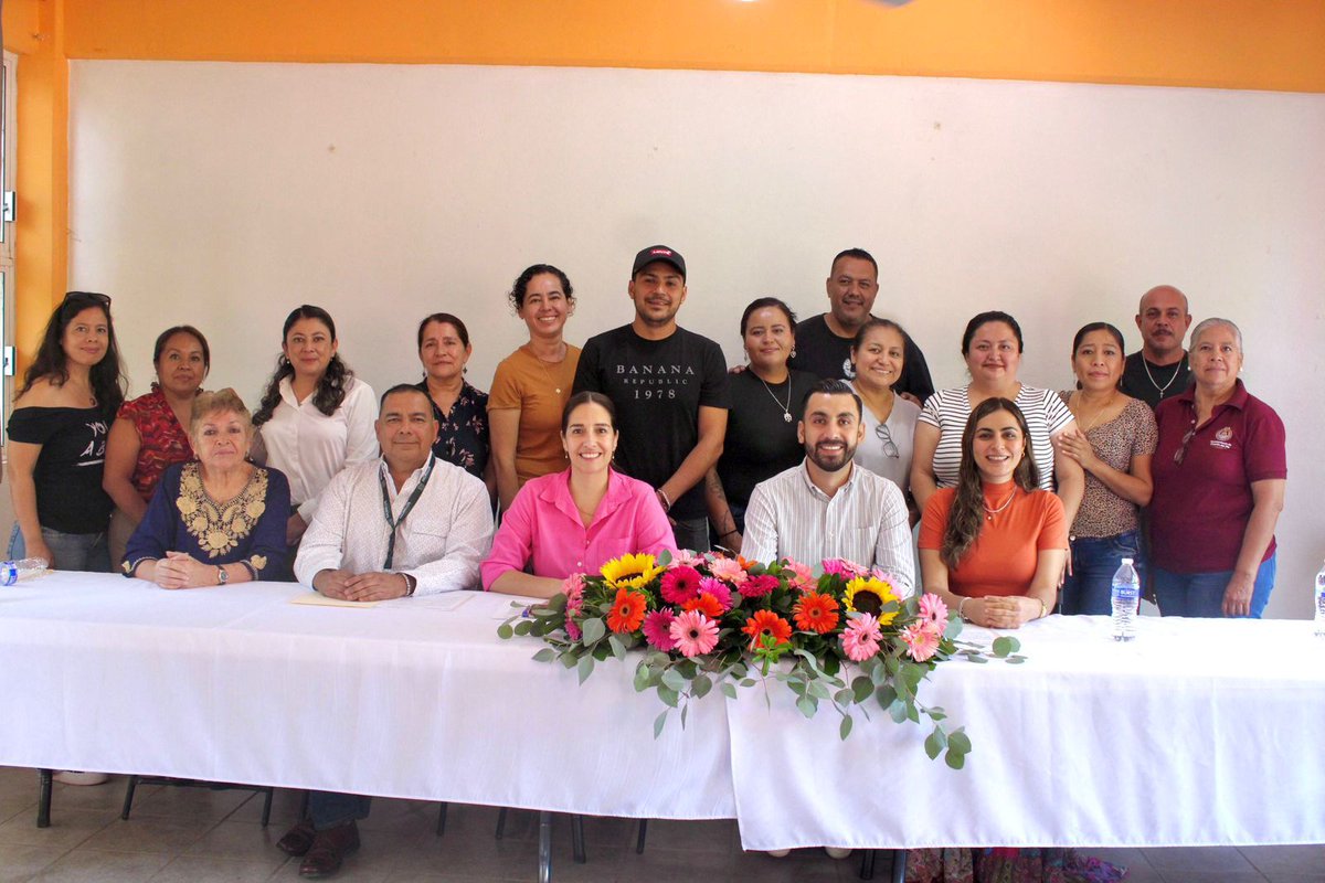 Display Noticias tweet media