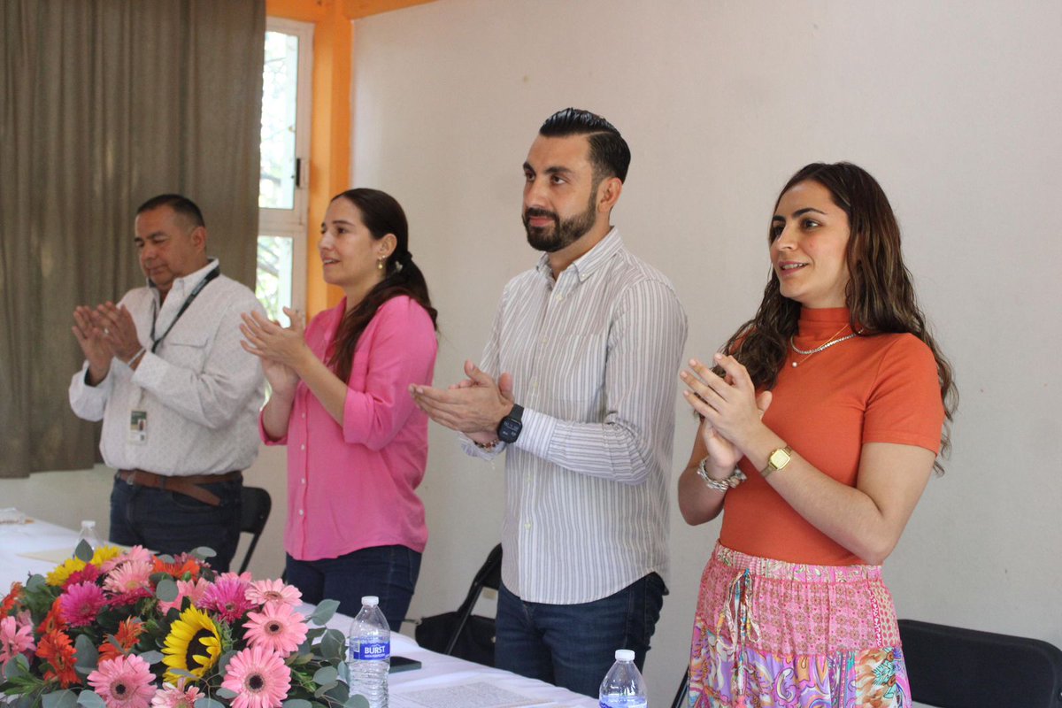 Display Noticias tweet media