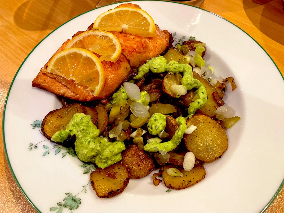 OEimhear's tweet image. OMG! Another amazing dinner from Gorgeous Girlfriend Gilly. Tonight’s repast was pan roasted sea trout on lyonnaise potatoes with scallions &amp;amp; gherkins and a pea, mint &amp;amp; chive mayonnaise. We had Rosé Nosecco with it #Saturday #Dinner #yummy