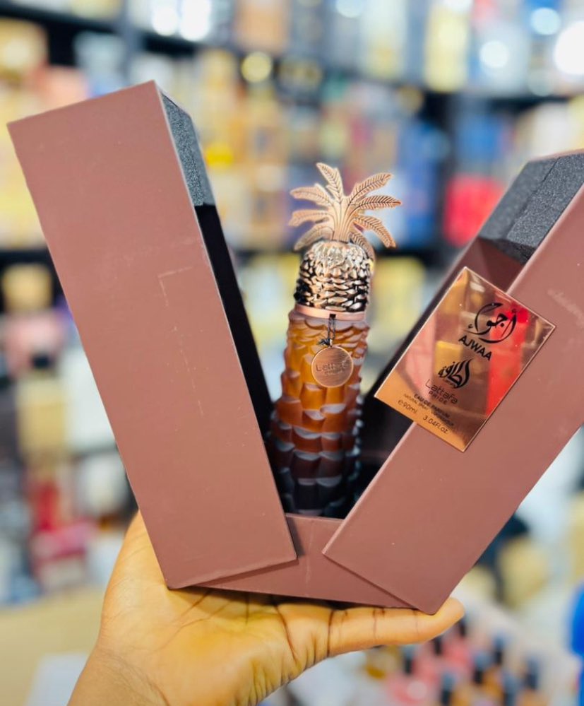 kalage_jr's tweet photo. Ogopa sana mtu mwenye degree kaamua kuuza perfume na anaipenda kazi yake. https://t.co/nVyJkwKf2b