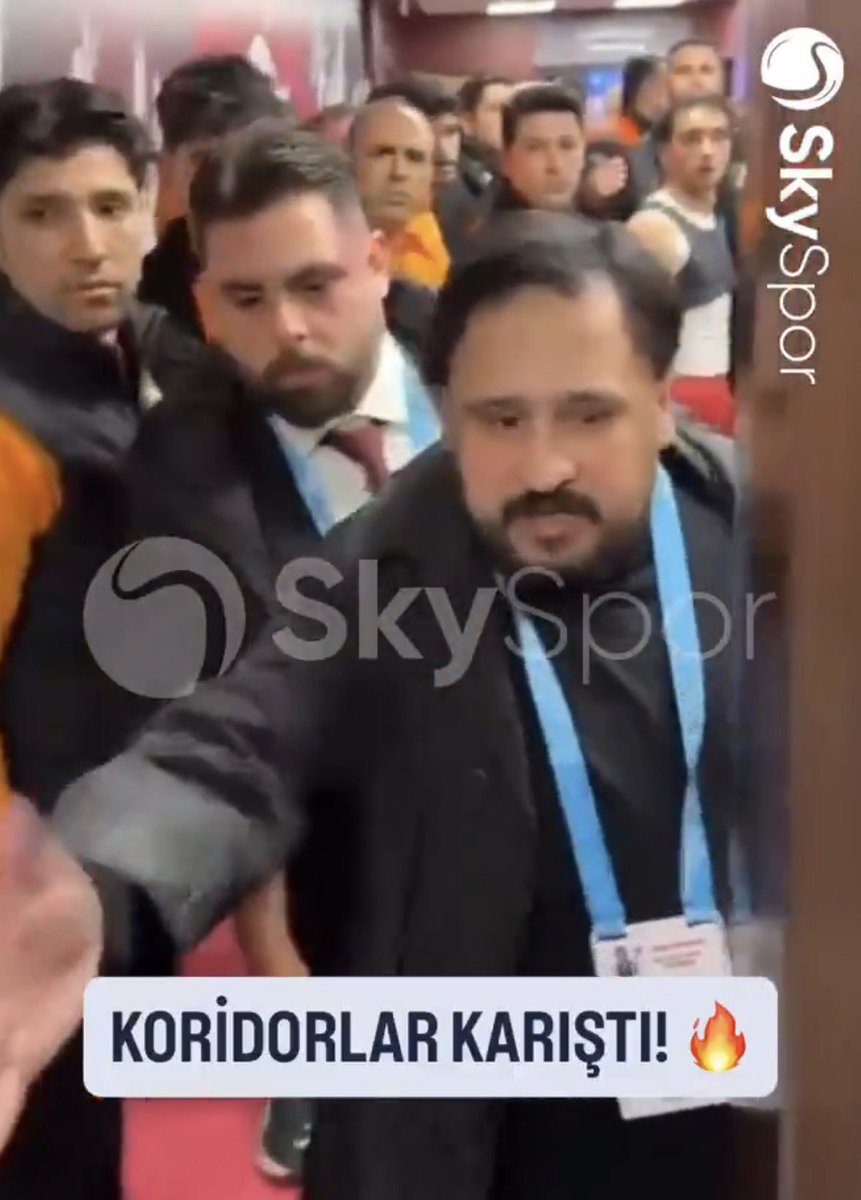 ajansfenercom's tweet photo. “Baba niye çekiyorsunuz?” diyen kişi Galatasaray gelişim direktörü Fatih Demireli. https://t.co/stomtaly5J