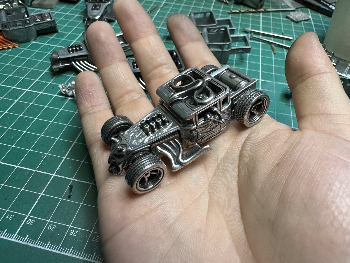 エングレービングを施したフルメタルデビルシェイカー ホイールも