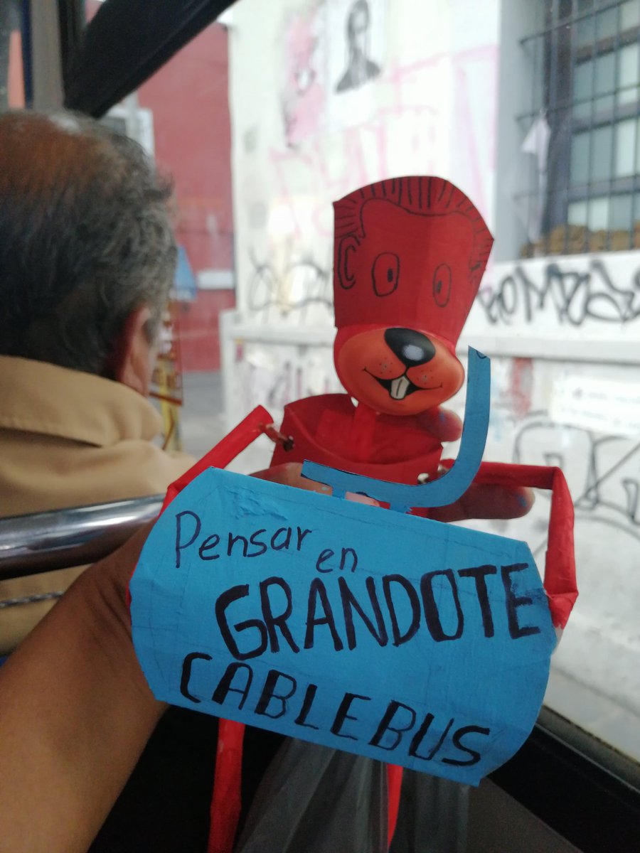 Para qué invertir en más y mejores rutas si puedes #PensarEnGrandote y hacer un #Cablebus 😏😏😏
#DíadeJudas