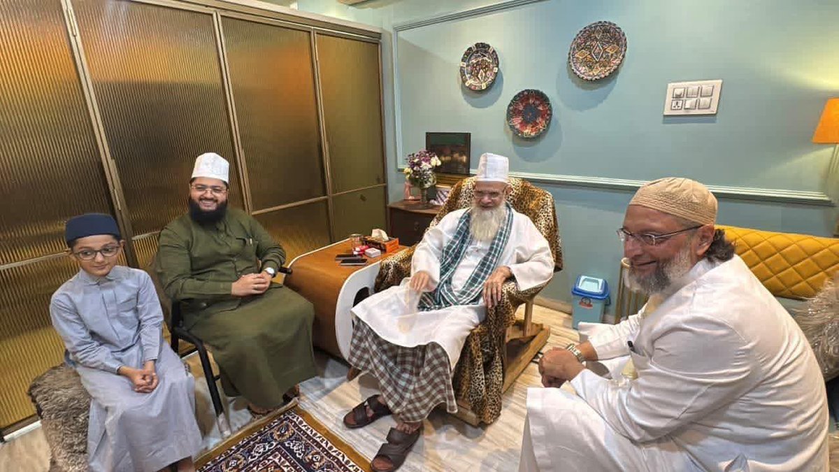 obaidquadri2's tweet photo. #Aimim Chief &amp; Hyderabad MP Naqeeb E Millat Alhaj Janab Barrister @asadowaisi Sahab Met Janab Hazrat Madani Miya Saheb At Madani Maskan, Ahmedabad, Gujrat. https://t.co/32UMzs1too