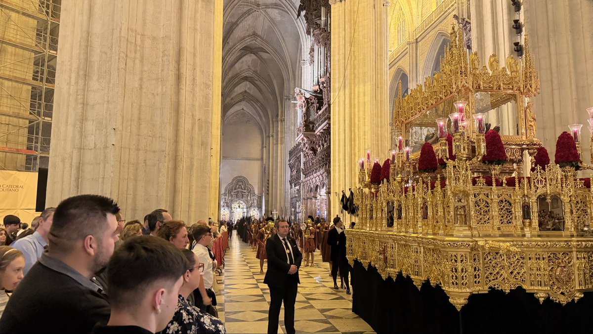 CatedraldeSev's tweet photo. Hoy, Sábado Santo, la Catedral de Sevilla ha acogido a un grupo de la Asociación @AspergerSevilla.

Más de cien personas han contemplado el paso de las cofradías desde el interior del templo.
Una iniciativa con la que el Cabildo refuerza su compromiso con una Semana Santa más inclusiva y accesible.

#SSantaSevilla26 #SemanaSanta #Sevilla #Inclusión #Accesibilidad