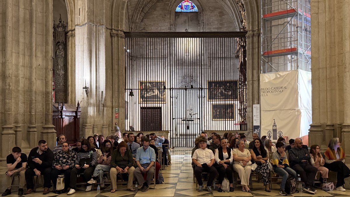 CatedraldeSev's tweet photo. Hoy, Sábado Santo, la Catedral de Sevilla ha acogido a un grupo de la Asociación @AspergerSevilla.

Más de cien personas han contemplado el paso de las cofradías desde el interior del templo.
Una iniciativa con la que el Cabildo refuerza su compromiso con una Semana Santa más inclusiva y accesible.

#SSantaSevilla26 #SemanaSanta #Sevilla #Inclusión #Accesibilidad