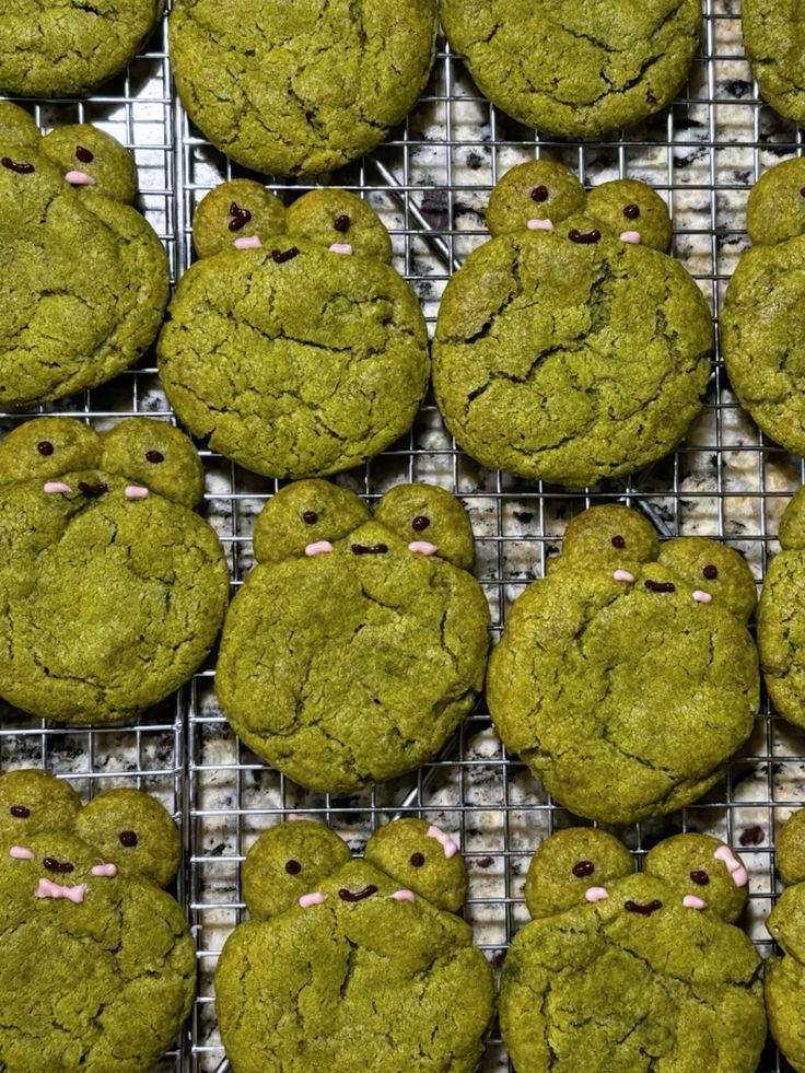 No Context Frogs tweet media