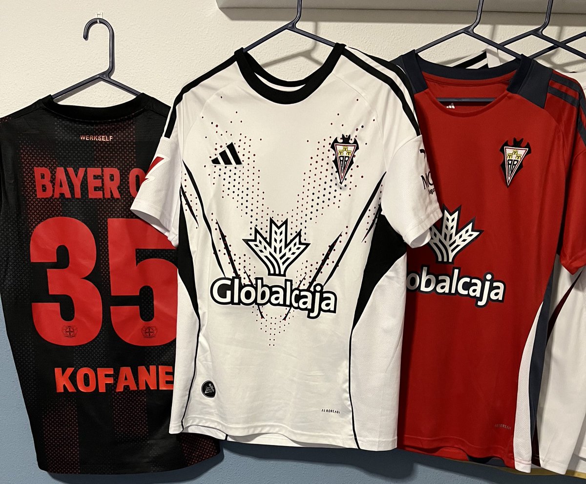 pregunta seria, necesito respuesta, cuál me llevo a leganés, la local o la visitante, si total vamos a jugar con la retro