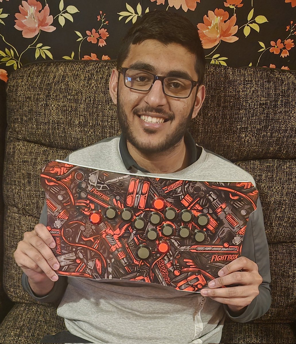 KeebeOmega's tweet photo. YO The New ALL-Acrylic leverless controller is here 🥳🥳🥳. It looks absolutely incredible . Thank you to @FightBoxArcade_ for sending me this and thanks to @odysseyofcombat for hosting the event, it means alot https://t.co/LbtLwDOrll