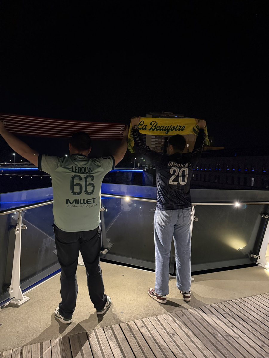Vaker_FR's tweet photo. Petite échange d’écharpe avec un messin ! Ça fait plaisir de retrouver ce mood !
Merci à toi frérot ! @JSUIS1AILIER
(@FCMetz - @FCNantes)
#FCN #TeamFCN
#FCM #TeamFCM
#FCMFCN https://t.co/J4GqnldOhx
