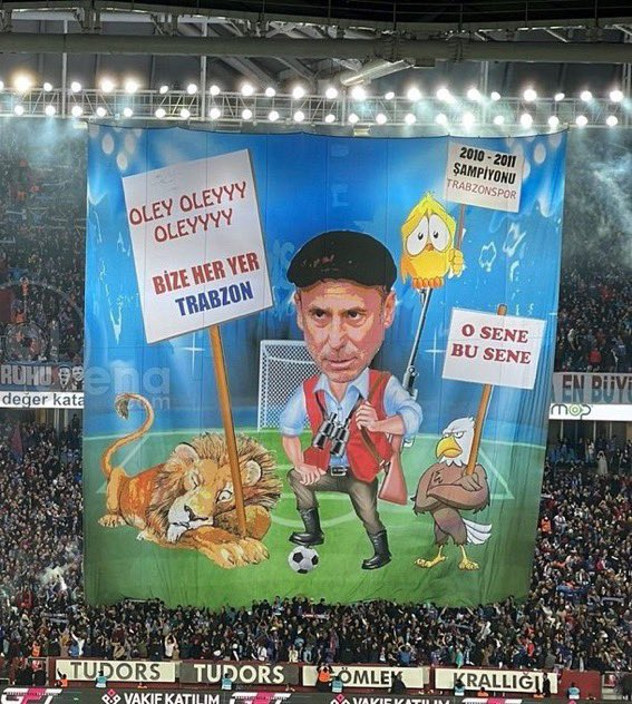 DegajSportscom's tweet photo. Fenerbahçeliler 2 sene önce aynı statta oyuncularının mızrakla kovalandığını izledi. Paleolitik Çağı'nı dakikalarca canlı canlı izledik. Bugün ise maç sonu olaylarını, Abdulkerim'in ikinci sarı kartını göstermedi bile beIN Sports. Onu bırak, maç önü pankartını bile göstermedi. 

Hayırdır, neden? Ne oldu bir anda? Senelerce neler duyduk, neler izledik? Şimdi neden değişti? Baskı ve yasakla neyi ortadan kaldıracağınızı düşünüyorsunuz? Dünyada baskıyla, zorla, sansürle neyin önüne geçilmiş? @beINSPORTS_TR @Danis_Mehmet_ @rtukkurumsal