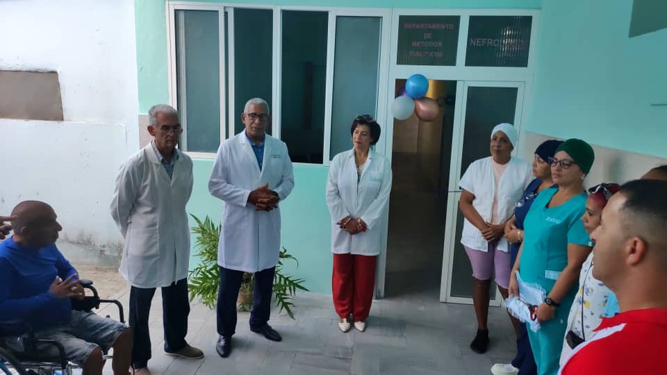 rlicea_mojena's tweet photo. Se reinauguran 2 obras de altísima sensibilidad, impacto social, y profundo amor, en la #IslaDeLaJuventud la Sala de Nefrología del Hospital General Docente "Héroes del Baire" y el Campamento de Pioneros "Amistad Con los Pueblos" #SentirPinero #100AñosConFidel #CubaEstáFirme https://t.co/j8sHDDrfg4