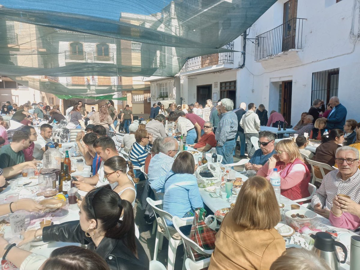 Dijenda's tweet photo. En Almedíjar, la Semana Santa se vive alrededor del fuego y de la gente. La olla popular no es solo un plato, es compartir, es pueblo, es historia viva. 🤍

✨ Cultura, sabor y comunidad en estado puro.
#LaDijendaDeAlmedíjar
#almedíjar https://t.co/RvorjZwtsM