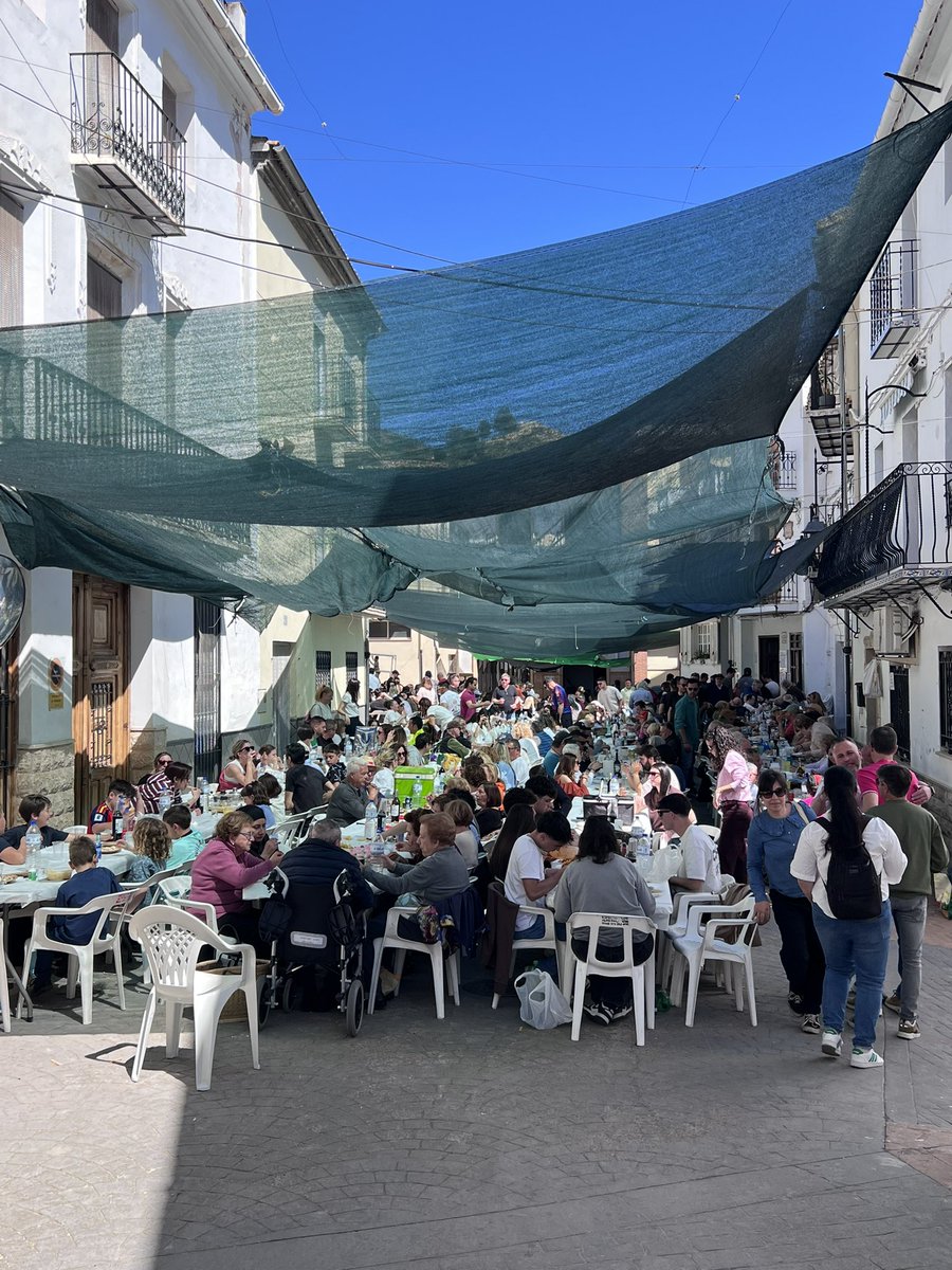 Dijenda's tweet photo. En Almedíjar, la Semana Santa se vive alrededor del fuego y de la gente. La olla popular no es solo un plato, es compartir, es pueblo, es historia viva. 🤍

✨ Cultura, sabor y comunidad en estado puro.
#LaDijendaDeAlmedíjar
#almedíjar https://t.co/RvorjZwtsM