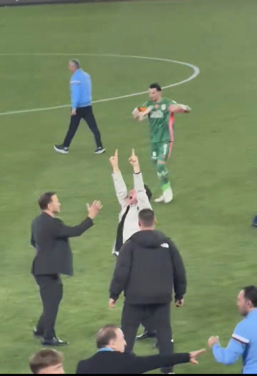 Öznr ﺦ tweet media