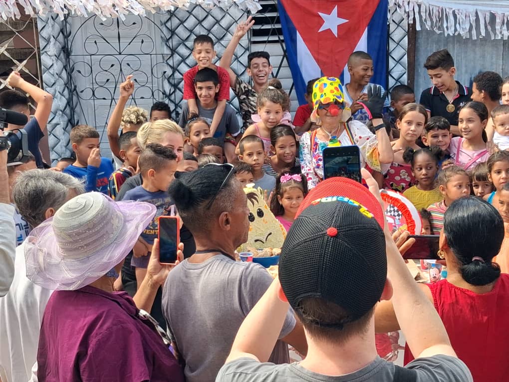 📚✨ En Jesús María, los libros y la alegría infantil se abrazaron por el 4 de abril.
Los especialistas de la <a href="/BibliotecaProv2/">Biblioteca Provincial #SanctiSpíritusEnMarcha</a> llevaron cuentos, juegos y sonrisas a la comunidad, celebrando el aniversario de la OPJM y la UJC 🚩🧸
#SanctiSpíritusEnMarcha