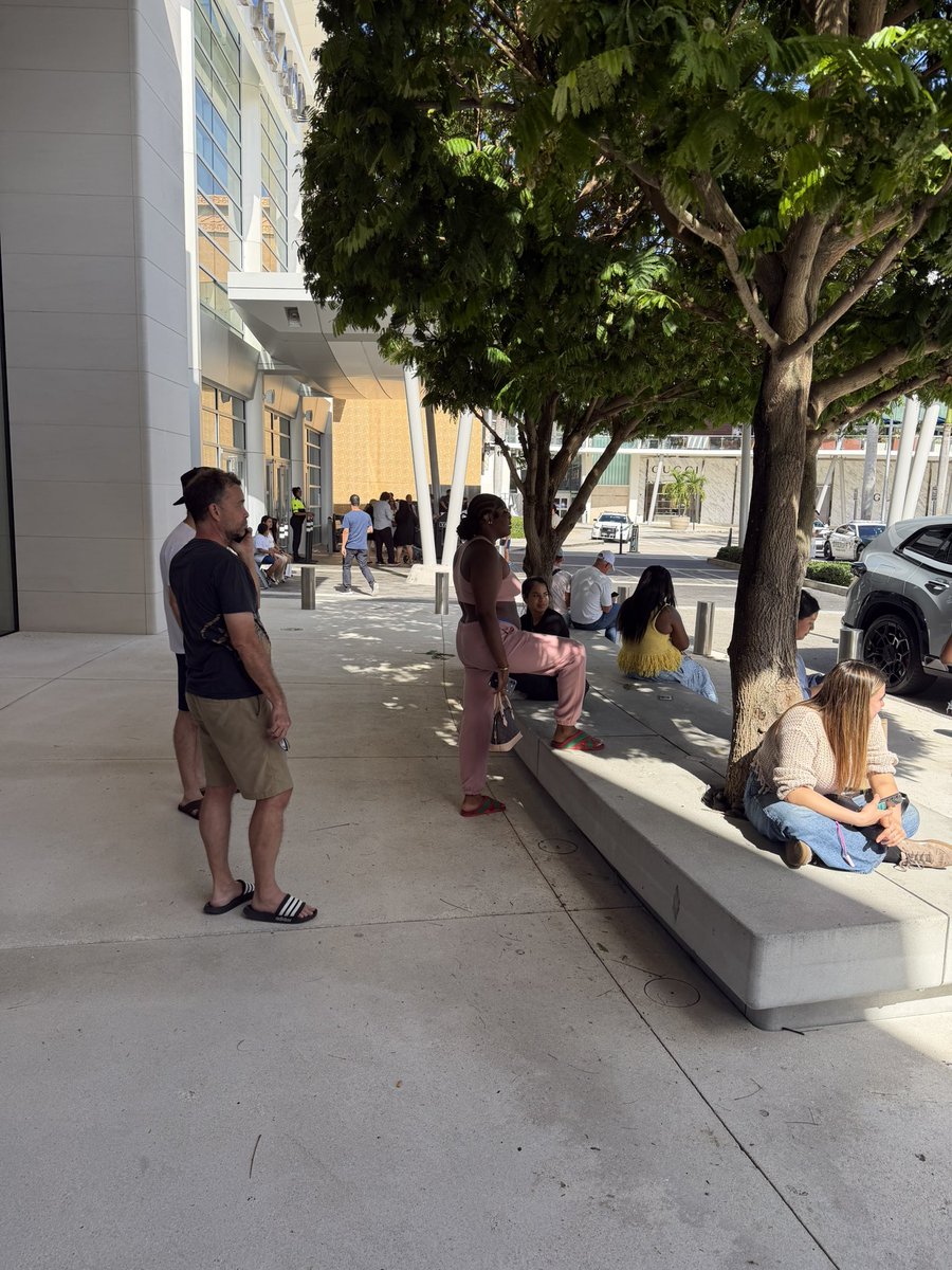LLeontravelart's tweet image. Currently there is a B**mb threat at Miami’s Dadeland Mall …… Thanks Biden for letting millions of people unvented to the country . President Trump please clean up the mess Biden left in tu nation and Congress FUND @DHSgov  NOWWWW 
@ONLYinDADE  #miami #security