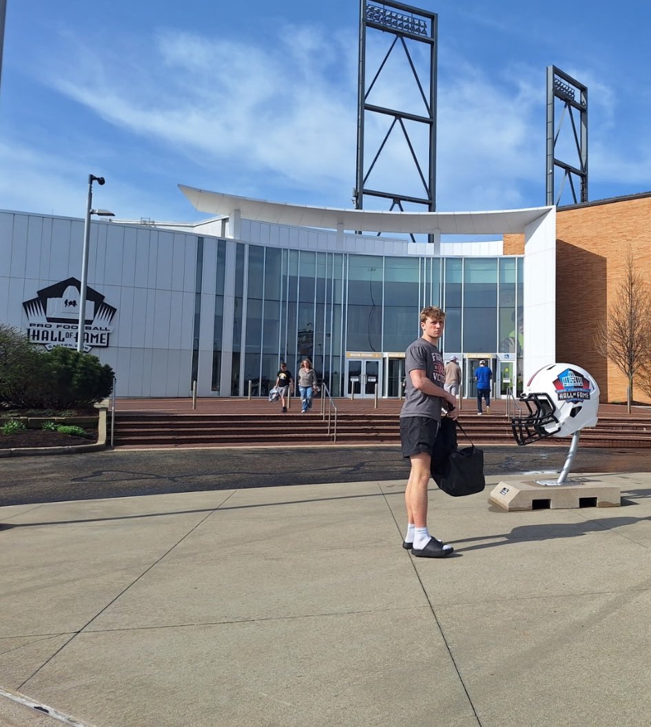 LoganRusse98970's tweet photo. Thank you @BlueGreyFB for inviting me to your All American combine.

@RMA_RedRageFB https://t.co/N4758IOckG