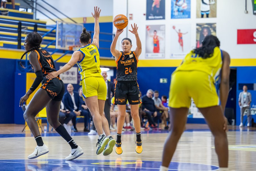GIGANTESbasket's tweet photo. Los récords que comparte el @valenciabasket tras su partido ante Spar Gran Canaria.

📊 Su máxima anotación en #LFEndesa: 111 puntos
📊 Récord de triples del equipo: 18
📊 Máximo de triples de una jugadora taronja: @hindbena con 8 https://t.co/CUcZqMpa7c