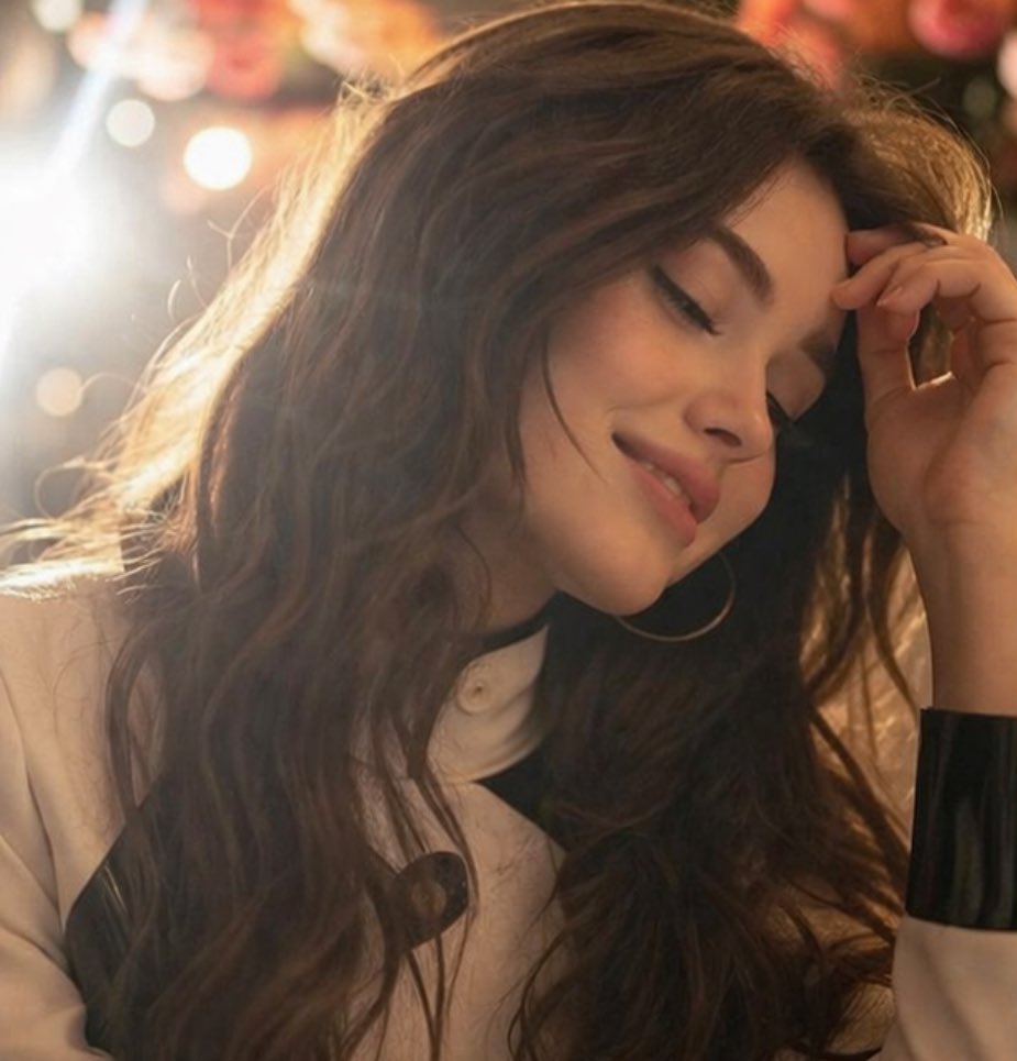 گلُّ ما فيها يُشْبِه‍ العِطْرَ، 
ناعِمٌ ، عَميقٌ ، وَدائِمُ الأثَرِ🪽"..