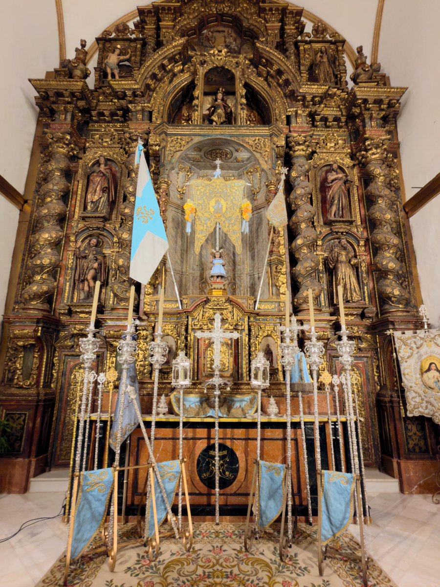 🔵 ALTAR DE INSIGNIAS 

Todo dispuesto para un nuevo Domingo de Resurrección en la Calle Real.

El altar de insignias preparado para la procesión de la Inmaculada Concepción Coronada, Reina y Patrona de Castilleja de la Cuesta. 

#TDSCofrade #HdadCalleReal #Castilleja