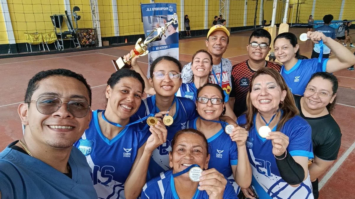 csevoleibol's tweet photo. El equipo máster feminino de Emelec participó en la "2da. Copa Kinésica" que se jugó el 14 y 15 de marzo en las canchas de Uviv. Fue un cuadrangular todos contra todos donde quedamos CAMPEONAS 🏆🥇2 sets a 0 contra Panteras. Felicitamos a nuestras jugadoras por su logro alcanzado https://t.co/6t7S2HcFoI