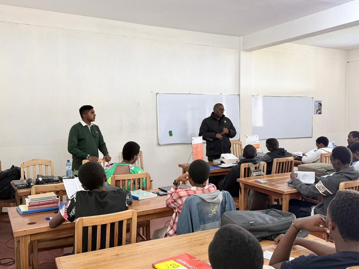 VHW's tweet image. Kigutu International Academy welcomed Tyrell Naidoo and Shelton Hlongwane from University of Pretoria, alongside a Mastercard Foundation Scholar based in Burundi 🌍

Opening pathways to higher education and STEM futures for KIA students.

#VHW #KIA #HigherEducation #Burundi
