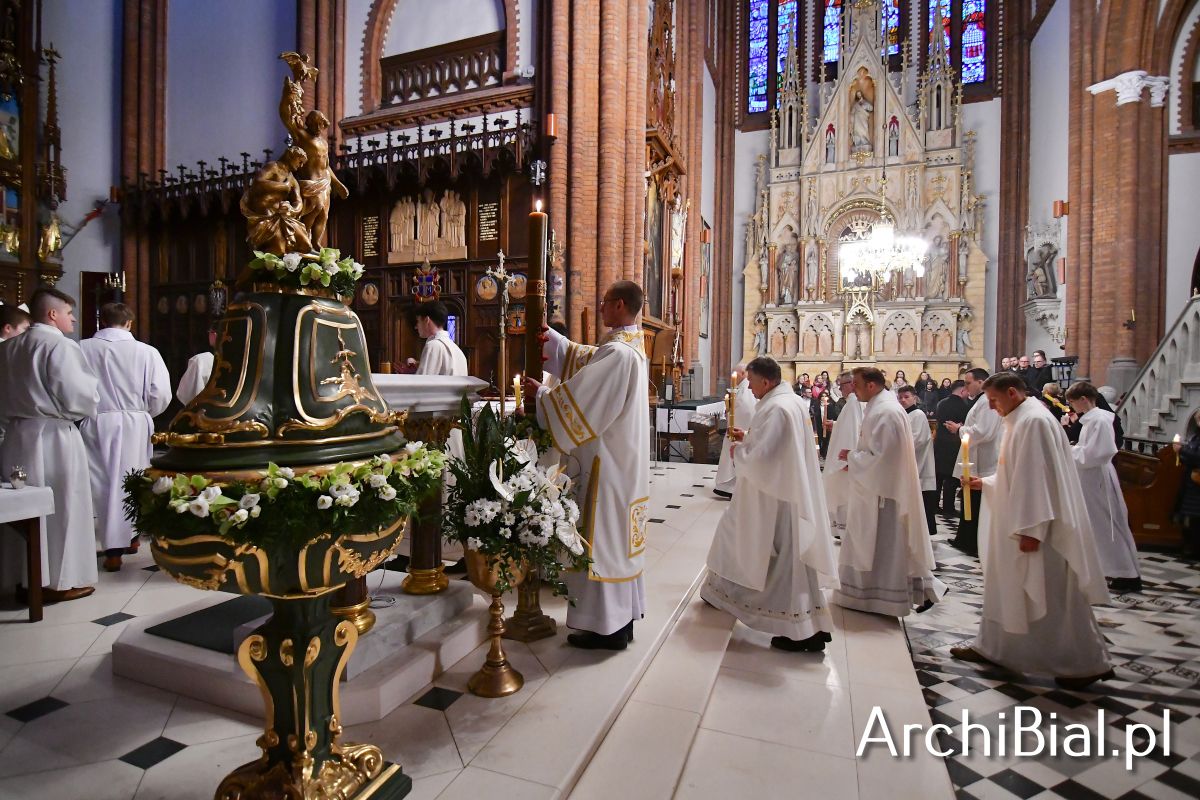 BialArchi's tweet photo. „Odkryjmy na nowo tajemnicę chrztu św., bo to właśnie w nim zaczyna się nasza droga z Chrystusem” – abp Józef Guzdek podczas liturgii Wigilii Paschalnej sprawowanej  w białostockiej bazylice archikatedralnej. https://t.co/BZKcyYQFlT https://t.co/6eiYssfB63