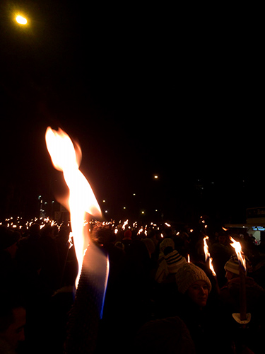 boas_noitex's tweet photo. Siempre puede venir la noche y traer antorchas, hacer arder los registros, extinguir con ellos tantas memorias contenidas en el rastro material de nuestro paso por la tierra. Por eso uno le concede a cualquier forma de fijar el recuerdo que exija su diezmo de olvidos. https://t.co/9VlmVRElBj